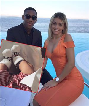 Tiền đạo Martial khoe ảnh con trai mới chào đời