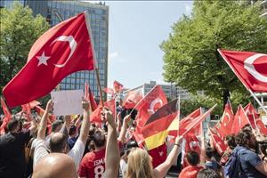 CĐV Đức biểu tình bằng cờ Thổ Nhĩ Kỳ để ủng hộ Ozil