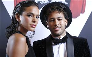 Tiền đạo Neymar 'chơi trội' trong tiệc sinh nhật của bạn gái