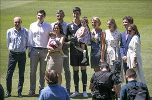 Thủ môn Courtois đưa vợ cũ đến lễ ra mắt Real Madrid