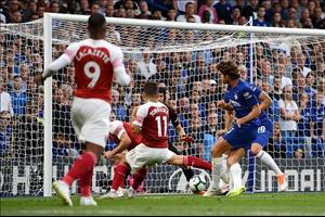 Ashley Cole đánh giá trái ngược Arsenal và Chelsea năm nay