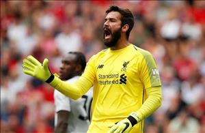 Lý do Liverpool sử dụng túi bóng bầu dục cho Alisson?