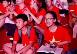 Cô bé học sinh vừa cổ vũ Olympic Việt Nam vừa ... học bài