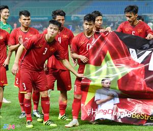 Tiền vệ Đỗ Hùng Dũng xúc động khi được đồng đội tri ân một cách đặc biệt