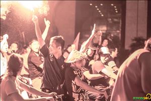 Người dân Thủ đô đốt cháy phố cổ mừng Olympic Việt Nam vào bán kết