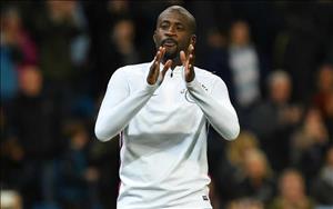Huyền thoại Man City thoát cảnh thất nghiệp