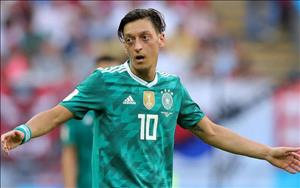 Người Đức lại đá đểu Mesut Ozil chỉ biết “làm màu”