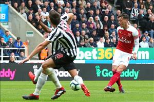 Mesut Ozil nói gì khi được so sánh với Bergkamp?