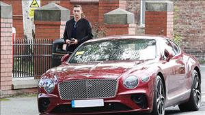 Hậu vệ Darmian 'nhọ' từ trên sân cỏ ra đến ngoài đường