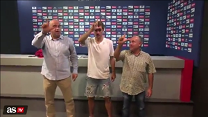 Tiền đạo Griezmann dạy cách ăn mừng như trong game