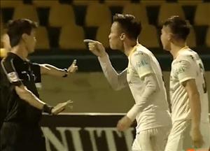 Quế Ngọc Hải ‘biếu’ phạt đền, nổi nóng với trọng tài: Đừng để cánh cửa lên tuyển hẹp dần