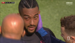 Theo Walcott dính chấn thương mắt khủng khiếp khi trở lại Emirates