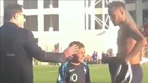 Tiền đạo Neymar đốn tim fan bằng cử chỉ đẹp với CĐV nhí