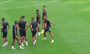 Neymar bắt chước điệu ăn mừng bàn thắng kiểu Ronaldo