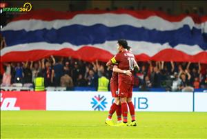 ẢNH: ĐT Thái Lan ăn mừng giàu cảm xúc khi vượt qua vòng bảng Asian Cup 2019