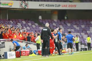 ẢNH: HLV Yemen bực dọc vì màn ăn mừng quá lâu của Quang Hải
