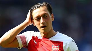 Emery trấn an Ozil sau khi chiêu mộ Denis Suarez