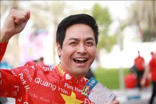 Chùm ảnh: CĐV Việt Nam đốt cháy sân Al Maktoum, hoa hậu Ngọc Hân nổi bật trên khán đài