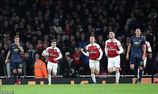 Bị MU loại thẳng cẳng, Emery đổ tại cơn bão chấn thương ở Arsenal