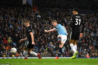 Vừa ghi bàn trở lại De Bruyne đã bị Pep cảnh báo