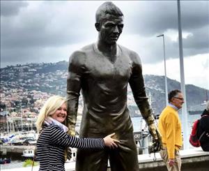 Tượng Ronaldo ở quê nhà bị fan nữ thi nhau sàm sỡ