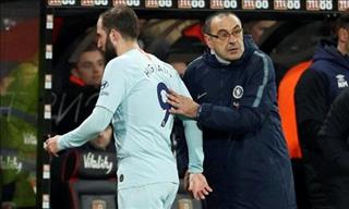 CĐV Chelsea chế nhạo HLV Sarri
