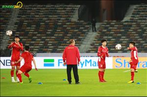 Chùm ảnh: ĐT Việt Nam rèn bài đấu Iraq trên sân Zayed Sports City