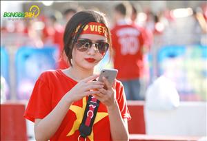 Chùm ảnh: Ngất ngây với vẻ đẹp của nữ CĐV Việt Nam tại UAE