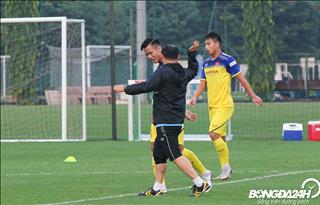 ẢNH: Phàn nàn về bài tập, Quế Ngọc Hải bị HLV Park Hang Seo đánh yêu