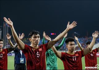 Đội bóng của Văn Hậu chúc mừng thầy trò Park Hang Seo sau trận thắng Malaysia