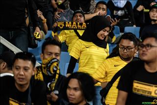 Ảnh: CĐV Malaysia buồn bã nhìn đội nhà gục ngã tại Mỹ Đình