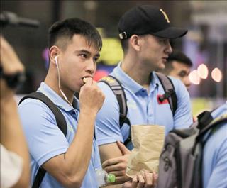 Clip: ĐT Việt Nam lặng lẽ lên đường sang Indonesia lúc 3 giờ sáng