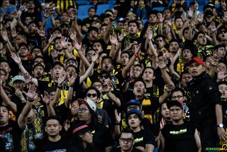 VIDEO: Fan Malaysia gây ấn tượng mạnh với sự cổ vũ chuyên nghiệp