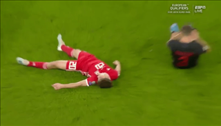 Daniel James nằm sân sau pha va chạm khủng khiếp