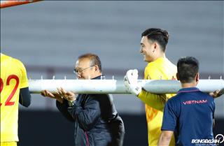 ẢNH: Xông xáo ra bê khung thành, thầy Park có hành động cực lầy lội