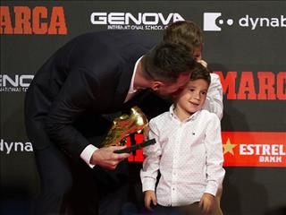 Bố Leo nhận Giày Vàng, nhưng quý tử “giời đánh” nhà Messi mới là tâm điểm