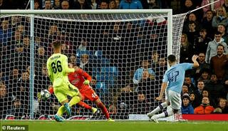 Pep Guardiola báo tin buồn cho thần đồng Phil Foden