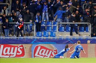 Ăn mừng như điên, bại tướng của Liverpool vẫn bị VAR làm tẽn tò