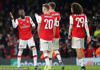 Lập cú đúp siêu phẩm, bom tấn Arsenal nhận cơn mưa lời khen