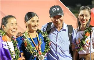 Video: Bố mẹ Đoàn Văn Hậu thay anh nhận cúp cùng Hà Nội FC