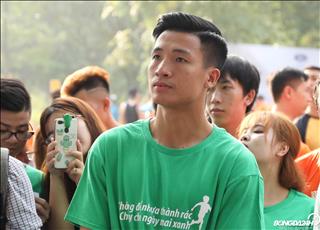 ẢNH: Trước ngày lên tuyển, trung vệ Bùi Tiến Dũng kêu gọi bảo vệ môi trường