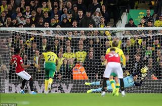 Solskjaer: Thủ môn Norwich phạm luật bắt pen, MU phải thắng đậm hơn!