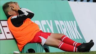 Cười ra nước mắt: Chưa thành cầu thủ chuyên nghiệp đã ăn thẻ đỏ!