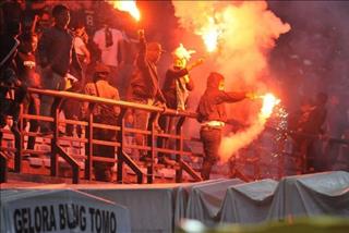 VIDEO: Đội nhà bại trận, CĐV Indonesia điên cuồng đốt pháo, đập phá sân vận động