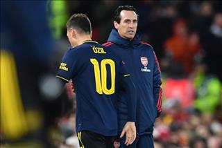 Mesut Ozil sẽ đẩy Emery khỏi sân Emirates