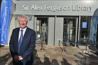 VIDEO: Sir Alex nhắn nhủ sinh viên trong ngày được đặt tên cho thư viện trường đại học ở Scotland