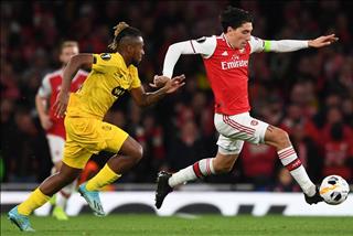 Bellerin hạnh phúc trong ngày tái xuất sân cỏ