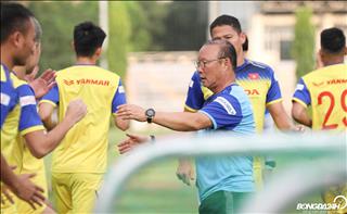 ẢNH: Kéo tay Văn Thanh, HLV Park Hang Seo đích thân thị phạm cho các học trò