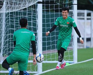 Vừa trở về, thủ môn Bùi Tiến Dũng lập tức ra sân tập cùng U22 Việt Nam