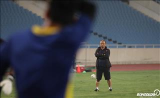 ẢNH: HLV Park Hang Seo trầm tư trong buổi tập cuối chuẩn bị chạm trán ĐT Malaysia